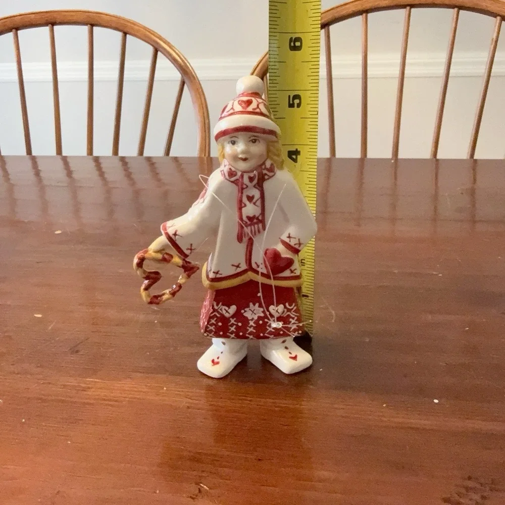 Villeroy Boch Scandinavian Ceramic Girl w/Heart Ornament No Box Red White EUC‎